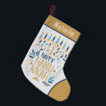 Lycklig Hanukkah Modern Menorah Personlig Namn Liten Julstrumpa<br><div class="desc">Lycklig Hanukkah Modern Menorah Personlig Namn Stocking har en judisk Menorah med texten "Lycklig Hanukkah" i modern guld-manustypografi. Perfekt för Hanukkah-gåvor. Designad av © Evco Helgdagars www.zazzle.com/store/evcoholidays</div>