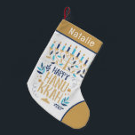 Lycklig Hanukkah Modern Menorah Personlig Namn Liten Julstrumpa<br><div class="desc">Lycklig Hanukkah Modern Menorah Personlig Namn Stocking har en judisk Menorah med texten "Lycklig Hanukkah" i modern guld-manustypografi. Perfekt för Hanukkah-gåvor. Designad av © Evco Helgdagars www.zazzle.com/store/evcoholidays</div>
