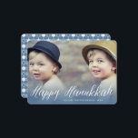 Lycklig Hanukkah Modern Trendig White Script Photo Julkort<br><div class="desc">Ett enkelt och modernt helgdag-kort med ett fullt-utfallsfoto och Lycklig Hanukkah-hälsning i ett trendig-vitt kursivt kalligrafiskript vid grund på ett blått övertäckningsfoto. En geometrisk stjärna av levande vit mönster på en himlar blå bakgrund fyller kortets baksida. Designade/ursprungliga teckningar efter tjock*fa*tin*i. Enkel att anpassa med ditt eget textmeddelande, med familj namn,...</div>