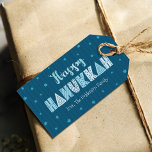 Lycklig Hanukkah Modern Whimsical Typography Teal Presentetikett<br><div class="desc">"Lycklig Hanukkah." Roligt vismisk, handgjord typografi tillsammans med en slumpmässig stjärna av David mönster i ljusdammiga blues som alla överlägger midnattsflottans blå linjer i hand plockade och en mörk tealblå bakgrund hjälper dig att starta festivalen i ljus. Hand plockade ljusblå linjer och en slumpmässig stjärna av David mönster täcker över...</div>