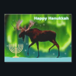Lycklig Hanukkah - Moose i norra Ljus<br><div class="desc">Chanukkah hälsning från den frusna valsen. En Chanukkah-menorah och en aldrig så stiliserad bild av en mos som silhuetterades mot norra Ljus. "Lycklig Hanukkah" visas i blått och vitt.</div>