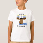 Lycklig Hanukkah Moose Menorah T Shirt<br><div class="desc">Lägg lite stollig till festivalen i år med den här söta helgdag som skildrar en älva med en menorah och scarf!</div>