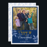 Lycklig Hanukkah Mörk blått Photo Helgdag Julkort<br><div class="desc">Hanukkah-hälsningskortet har ett fyrkantigt foto och trendiget handskriven text "Lycklig Hanukkah" på mörk blått bakgrund. Designen accentueras med ljusblå löv.</div>