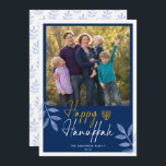 Lycklig Hanukkah Mörk blått Photo Helgdag Julkort<br><div class="desc">Hanukkah-hälsningskortet har ett fyrkantigt foto och trendiget handskriven text "Lycklig Hanukkah" på mörk blått bakgrund. Designen accentueras med ljusblå löv.</div>