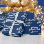 Lycklig Hanukkah Namn Blue White Simple Menorah Presentpapper<br><div class="desc">Personlig,  lycklig Hanukkah,  menorah,  namn,  modern,  elegant,  blått och vitt,  papper. Perfekt för henne.</div>