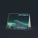 Lycklig Hanukkah - Oce Kant Polar Bear Helgkort<br><div class="desc">Chanukkah hälsning från den frusna valsen. Ett fredligt ögonblick i den långa arktiska natten. Ett Polar Bear vilar vid kant i ett öppet utrymme i förpackningsisen. Norra Ljus glöden i avstånd; ljusstjärnorna skymmer. En Chanukkah-menorah visas tillsammans med Hebrewtexten: "ח נ ו ש מ öppningsbud" (Chag Chanukkah Sameach - Lycklig Hanukkah)....</div>