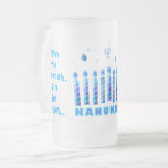 Lycklig Hanukkah Party Bevackra Blue Dekoration Frostat Ölglas<br><div class="desc">Lycklig Hanukkah Party Vacker blå Dekoration, judisk Helgdag, kaffe Mugg och Kopp. Den judiska Helgdag Hanukkah-bakgrunden med Hebrew Lettering och traditionella Chanukah-symboler - trädrömmar (spinning top), nötter, guld-menorah, ljus, David-stjärnan och ljus tapet mönster. Hanukkah Festival Event Dekoration. Jerusalem, Israel. Anpassa dem genom att lägga till namn eller önskemål. Hem >...</div>