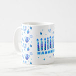Lycklig Hanukkah Party Bevackra Blue Dekoration Kaffemugg<br><div class="desc">Lycklig Hanukkah Party Vacker blå Dekoration,  judisk Helgdag,  kaffe Mugg och Kopp. Den judiska Helgdag Hanukkah-bakgrunden med traditionella Chanukah-symboler - trädrömmar (spinnande topp),  nötter,  guld-menorah,  ljus,  David-stjärnan och ljus tapet mönster. Hanukkah Festival Event Dekoration. Jerusalem,  Israel. Hem > Köks och mat > Drinkware > Mugg & Kopp</div>