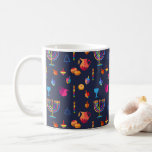 Lycklig Hanukkah Party Vacker Dekoration Kaffemugg<br><div class="desc">Lycklig Hanukkah Party vackra Dekoration,  judisk Helgdag,  kaffe Mugg och Kopp. Den judiska Helgdag Hanukkah-bakgrunden med traditionella Chanukah-symboler - trädrömmar (spinnande topp),  nötter,  guld-menorah,  ljus,  David-stjärnan och ljus tapet mönster. Hanukkah Festival Event Dekoration. Jerusalem,  Israel. Hem > Köks och mat > Drinkware > Mugg & Kopp</div>