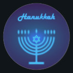 Lycklig Hanukkah Party Vacker Dekoration Runt Klistermärke<br><div class="desc">Lycklig Hanukkah Party vackra Dekoration,  judisk Helgdag,  klassisk Round Sticker. Judiska Helgdag Hanukkah-bakgrund med traditionella Chanukah-symboler - menorah,  ljus,  David-stjärnan och ljus tapet mönster. Hanukkah Festival Event Dekoration. Jerusalem,  Israel. Crafts & Party Supplies > Gift Wrapping Supplies > Stickers & Labels</div>