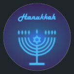 Lycklig Hanukkah Party Vacker Dekoration Runt Klistermärke<br><div class="desc">Lycklig Hanukkah Party vackra Dekoration,  judisk Helgdag,  klassisk Round Sticker. Judiska Helgdag Hanukkah-bakgrund med traditionella Chanukah-symboler - menorah,  ljus,  David-stjärnan och ljus tapet mönster. Hanukkah Festival Event Dekoration. Jerusalem,  Israel. Crafts & Party Supplies > Gift Wrapping Supplies > Stickers & Labels</div>