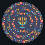 Lycklig Hanukkah Party Vacker Dekoration Runt Klistermärke<br><div class="desc">Lycklig Hanukkah Party vackra Dekoration,  judisk Helgdag,  klassisk Round Sticker. Den judiska Helgdag Hanukkah-bakgrunden med traditionella Chanukah-symboler - trädrömmar (spinnande topp),  nötter,  guld-menorah,  ljus,  David-stjärnan och ljus tapet mönster. Hanukkah Festival Event Dekoration. Jerusalem,  Israel. Crafts & Party Supplies > Gift Wrapping Supplies > Stickers & Labels</div>