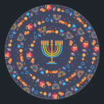 Lycklig Hanukkah Party Vacker Dekoration Runt Klistermärke<br><div class="desc">Lycklig Hanukkah Party vackra Dekoration,  judisk Helgdag,  klassisk Round Sticker. Den judiska Helgdag Hanukkah-bakgrunden med traditionella Chanukah-symboler - trädrömmar (spinnande topp),  nötter,  guld-menorah,  ljus,  David-stjärnan och ljus tapet mönster. Hanukkah Festival Event Dekoration. Jerusalem,  Israel. Crafts & Party Supplies > Gift Wrapping Supplies > Stickers & Labels</div>