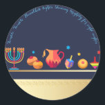 Lycklig Hanukkah Party Vacker Dekoration Runt Klistermärke<br><div class="desc">Lycklig Hanukkah Party vackra Dekoration,  judisk Helgdag,  klassisk Round Sticker. Den judiska Helgdag Hanukkah-bakgrunden med traditionella Chanukah-symboler - trädrömmar (spinnande topp),  nötter,  guld-menorah,  ljus,  David-stjärnan och ljus tapet mönster. Hanukkah Festival Event Dekoration. Jerusalem,  Israel. Crafts & Party Supplies > Gift Wrapping Supplies > Stickers & Labels</div>
