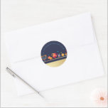 Lycklig Hanukkah Party Vacker Dekoration Runt Klistermärke<br><div class="desc">Lycklig Hanukkah Party vackra Dekoration,  judisk Helgdag,  klassisk Round Sticker. Den judiska Helgdag Hanukkah-bakgrunden med traditionella Chanukah-symboler - trädrömmar (spinnande topp),  nötter,  guld-menorah,  ljus,  David-stjärnan och ljus tapet mönster. Hanukkah Festival Event Dekoration. Jerusalem,  Israel. Crafts & Party Supplies > Gift Wrapping Supplies > Stickers & Labels</div>