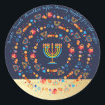 Lycklig Hanukkah Party Vacker Dekoration Runt Klistermärke<br><div class="desc">Lycklig Hanukkah Party vackra Dekoration,  judisk Helgdag,  klassisk Round Sticker. Den judiska Helgdag Hanukkah-bakgrunden med traditionella Chanukah-symboler - trädrömmar (spinnande topp),  nötter,  guld-menorah,  ljus,  David-stjärnan och ljus tapet mönster. Hanukkah Festival Event Dekoration. Jerusalem,  Israel. Crafts & Party Supplies > Gift Wrapping Supplies > Stickers & Labels</div>
