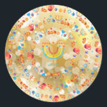 Lycklig Hanukkah Party Vacker Dekoration Runt Klistermärke<br><div class="desc">Lycklig Hanukkah Party vackra Dekoration,  judisk Helgdag,  klassisk Round Sticker. Den judiska Helgdag Hanukkah-bakgrunden med traditionella Chanukah-symboler - trädrömmar (spinnande topp),  nötter,  guld-menorah,  ljus,  David-stjärnan och ljus tapet mönster. Hanukkah Festival Event Dekoration. Jerusalem,  Israel. Crafts & Party Supplies > Gift Wrapping Supplies > Stickers & Labels</div>