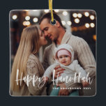 Lycklig Hanukkah-pensel Lettering multifoto Julgransprydnad Keramik<br><div class="desc">Lycklig Hanukkah! Lägg till en festlig accent i träd med den här anpassningsbarna. Den har borst modern kalligrafi. Anpassa genom att lägga till text och två foton. Denna anpassningsbar kommer också att vara perfekt som gåva.</div>