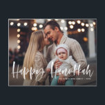 Lycklig Hanukkah-pensel Lettering overlay Photo Helg Vykort<br><div class="desc">Lycklig Hanukkah! Skicka helgdag önskemål och hälsning med det här roliga helgdag vykort. Den innehåller "Lycklig Hanukkah" i penselhandsbokstäver. Anpassa det här helgdag-kortet genom att lägga till ditt favoritfoto,  hälsning,  namn och annan information. Finns som ett platta kort,  ett vikt kort och ett vykort.</div>