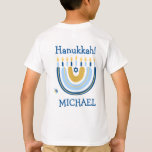 Lycklig Hanukkah Personlig Menorah Rainbow T Shirt<br><div class="desc">Vår Personlig Rainbow Menorah Hanukkah Hälsning T-Shirt har en populär Rainbow-design som flippar över för att bli en helig Hanukkah/ Chanukah-menorah. Med en sprinkling av judiska stjärnor från David är denna moderna utformning ett vackert, roligt sätt att önska familj och vänner en Lycklig Hanukkah var du än är. All text...</div>