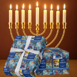 Lycklig Hanukkah Photo Collage Personlig Blue Presentpapper<br><div class="desc">Denna söta,  moderna Lycklig Hanukkah-förpackning som omsluter pappra har en klasslayout med fyra familjefotografier på blå bakgrund med vit söt typografi. Det här vackra barnfotot i Chanukah-presenten visar ditt eget barns fotokollage runt ditt meddelande och familjen namn.</div>