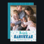Lycklig Hanukkah Photo Modern Teal Roligt Typograf Julkort<br><div class="desc">"Lycklig Hanukkah." Roligt, lekfull, vismisk, handgjord typografi tillsammans med en slumpmässig stjärna av David mönster i ljusblå blått, allt överliggande ljust akvblått hand plockade linjer på vit bakgrund tillsammans med ett foto av dig själv, hjälper dig att gå in i Hanukah. Hand plockade-turkos linjer täcker över en tårblått bakgrund på...</div>