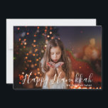 Lycklig Hanukkah Photo Personlig Namn<br><div class="desc">Med helgdagarna "Lycklig Hanukkah" och namn i familjen får du ett nyare, vitt typografiskt överlägg. På motsatt sida finns en korall och guld quatrefoil mönster. Anpassa genom att redigera texten i de angivna textrutorna och lägga till ett eget foto. #hanukah #chanukah #helgdagar #säsong #festive #modern #foto #foto #personlig # #personlig...</div>