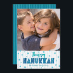 Lycklig Hanukkah Photo Turcos Typography fet fold Julkort<br><div class="desc">"Lycklig Hanukkah." Roligt, lekfull, vismisk, handgjord typografi tillsammans med en slumpmässig stjärna av David mönster i ljusblå blått, allt överliggande ljust akvblått hand plockade linjer på vit bakgrund tillsammans med ett foto av dig själv, hjälper dig att gå in i Hanukah. Hand plockade-turkos linjer täcker över en tårblått bakgrund på...</div>