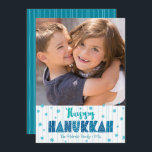 Lycklig Hanukkah Photo Turcos Typography fet fold Julkort<br><div class="desc">"Lycklig Hanukkah." Roligt, lekfull, vismisk, handgjord typografi tillsammans med en slumpmässig stjärna av David mönster i ljusblå blått, allt överliggande ljust akvblått hand plockade linjer på vit bakgrund tillsammans med ett foto av dig själv, hjälper dig att gå in i Hanukah. Hand plockade-turkos linjer täcker över en tårblått bakgrund på...</div>
