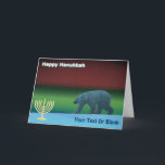 Lycklig Hanukkah - Polar Ljus Polar Bear Helgkort<br><div class="desc">Chanukkah hälsning från den frusna valsen. En polar stjäl is under polarnas långa natt,  norra Ljus i rött och grönt i avstånd. En Chanukkah-menorah visas tillsammans med texten "Lycklig Hanukkah". Lägg till ytterligare text.</div>