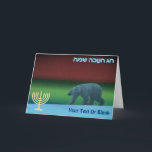 Lycklig Hanukkah - Polar Ljus Polar Bear Helgkort<br><div class="desc">Chanukkah hälsning från den frusna valsen. En polar är full av is under den långa polarna. Norra Ljus i rött och grönt i avstånd.En Chanukkah-menorah visas tillsammans med hebretexten som lyder: "ח נ ו כ מ öppningar" (Chag Chanukkah Sameach - Lycklig Hanukkah). Lägg till ytterligare text.</div>