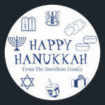 Lycklig Hanukkah-presenter med blå vitt namn gynna Runt Klistermärke<br><div class="desc">Lycklig Hanukkah,  skräddarsy namn-presentdekaler,  Lycklig Hanukkah,  Lycklig Chanukah,  Hanukkah Sameach!,  Chag Sameach!,  Chag Urim Sameach! Tunga blå och vit</div>