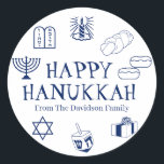 Lycklig Hanukkah-presenter med blå vitt namn gynna Runt Klistermärke<br><div class="desc">Lycklig Hanukkah,  skräddarsy namn-presentdekaler,  Lycklig Hanukkah,  Lycklig Chanukah,  Hanukkah Sameach!,  Chag Sameach!,  Chag Urim Sameach! Tunga blå och vit</div>