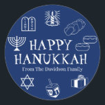Lycklig Hanukkah-presenter med blå vitt namn gynna Runt Klistermärke<br><div class="desc">Lycklig Hanukkah,  skräddarsy namn-presentdekaler,  Lycklig Hanukkah,  Lycklig Chanukah,  Hanukkah Sameach!,  Chag Sameach!,  Chag Urim Sameach! Tunga blå och vit</div>