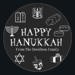 Lycklig Hanukkah-presenter med svartvita namn gynn Runt Klistermärke<br><div class="desc">Lycklig Hanukkah,  skräddarsy namn-presentdekaler,  Lycklig Hanukkah,  Lycklig Chanukah,  Hanukkah Sameach!,  Chag Sameach!,  Chag Urim Sameach! Svartvit</div>
