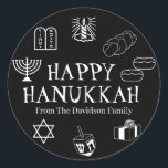 Lycklig Hanukkah-presenter med svartvita namn gynn Runt Klistermärke<br><div class="desc">Lycklig Hanukkah,  skräddarsy namn-presentdekaler,  Lycklig Hanukkah,  Lycklig Chanukah,  Hanukkah Sameach!,  Chag Sameach!,  Chag Urim Sameach! Svartvit</div>