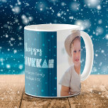 Lycklig Hanukkah Roligt Typography Star of David N Kaffemugg<br><div class="desc">"Lycklig Hanukkah." Roligt, vismisk, handgjord typografi, en slumpmässig ljusblå stjärna av David mönster och midnattsblå hand plockade linjer som täcker över en mörk, tårblått bakgrund, tillsammans med två foton av ditt val, hjälper dig att gå in i Hanukah. Känn julhelgens värme och glädje varje gång du användor den här snyggten...</div>