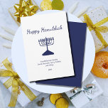 Lycklig Hanukkah Simple Blue Menorah Julkort<br><div class="desc">Lycklig Hanukkah Julhälsningar kort med en enkel blå menorah och manustypografi. Med blått anpassade kan du lägga till egen information. Ett festligt sätt att skicka bra önskemål till vänner och närstående.</div>