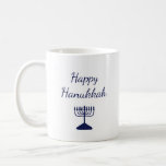 Lycklig Hanukkah Simple Blue Menorah Kaffemugg<br><div class="desc">Lycklig Hanukkah-kaffet mugg,  med en enkel blå menorah och manustypografi. Med vit anpassade kan du lägga till en egen text. Ett festligt sätt att njuta av din favoritdryck i hetten.</div>