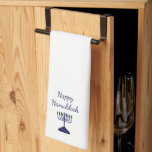 Lycklig Hanukkah Simple Blue Menorah Kökshandduk<br><div class="desc">Kökshandduk i lycklig Hanukkah,  med en enkel blå menorah och manustypografi. Med vit anpassade kan du lägga till en egen text. Ett festligt tillägg till din hemdekant säsong och helgdag.</div>