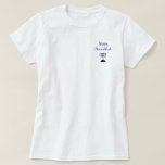 Lycklig Hanukkah Simple Blue Menorah T Shirt<br><div class="desc">Lycklig Hanukkah T-shirt,  med en enkel blå menorah och manustypografi. Med vit anpassade kan du lägga till en egen text. Ett festligt tillägg till din samling i helgdag.</div>