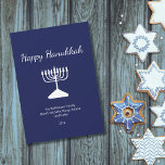 Lycklig Hanukkah Simple Menorah Blue Julkort<br><div class="desc">Lycklig Hanukkah-blått Julhälsningar kort,  med en enkel vit menorah- och manustypografi. Med vit anpassade kan du lägga till egen information. Ett festligt sätt att skicka bra önskemål till vänner och närstående.</div>