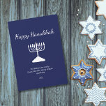 Lycklig Hanukkah Simple Menorah Blue Julkort<br><div class="desc">Lycklig Hanukkah-blått Julhälsningar kort,  med en enkel vit menorah- och manustypografi. Med vit anpassade kan du lägga till egen information. Ett festligt sätt att skicka bra önskemål till vänner och närstående.</div>