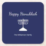 Lycklig Hanukkah Simple Menorah Blue Underlägg Papper Kvadrat<br><div class="desc">Lycklig Hanukkah Blue Julfest papper underlägg,  med en enkel vit menorah och manustypografi. Med vit anpassade kan du lägga till egen information. En festlig dekoration för att fira med vänner och kära.</div>