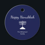 Lycklig Hanukkah Simple Menorah Blue White Gåvor Etiketter<br><div class="desc">Lycklig Hanukkah Blue-Julfest favärde -tagg,  med en enkel vit menorah- och skripttypografi. Med vit anpassade kan du lägga till egen information. Ett festligt sätt att fira med vänner och kära.</div>