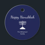 Lycklig Hanukkah Simple Menorah Blue White Gåvor Etiketter<br><div class="desc">Lycklig Hanukkah Blue-Julfest favärde -tagg,  med en enkel vit menorah- och skripttypografi. Med vit anpassade kan du lägga till egen information. Ett festligt sätt att fira med vänner och kära.</div>