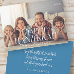 Lycklig Hanukkah Simple Modern Chic Family Photo Julkort<br><div class="desc">Utformningen består av enkel bakgrund med typografi av eleganten. Lägg till din familj namn,  hälsning,  foton och år</div>