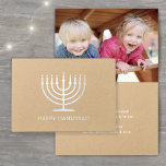 Lycklig Hanukkah Simple Modern Menorah One Photo Folierat Kort<br><div class="desc">Önskar släkt och vänner de enkla presenterna av ljus och kärlek för Hanukkah med ett foto-vikat kort för elegantens anpassningsbar. All text på den här mallen (inklusive "Lycklig Hanukkah" på framsidan) är enkel att anpassa med vilken ordalydelse som helst. Den naturliga kraftfolie-, vit- och silver-folie som används har modern minimalistisk...</div>