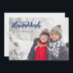 Lycklig Hanukkah Snö Bubbles-fotokort för Helgdag Julkort<br><div class="desc">Snyggt och sött Lycklig Hanukkah Snö Bubbles Helgdag Photo Card är perfekt för alla dina vänner och din familj den här julhelgen. Anpassa texten med din familj namn och året och byt ut bild mot ett foto av dina barn,  husdjur eller hela familjen.</div>