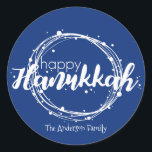 Lycklig Hanukkah Snö Bubbles Sticker Gift Märkre Runt Klistermärke<br><div class="desc">Cute och snyggt Lycklig Hanukkah Snö Bubbles Sticker Gift Märkre är perfekt för dina ge behov av helgdag. Det finns andra produkter vi har som matchar denna design.</div>